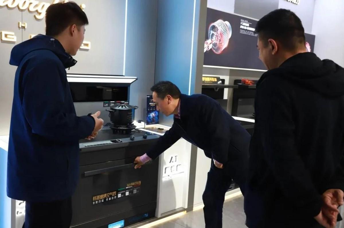 嵊州市人大常委會一行蒞臨板川電器深度調研考察，共促企業提質增速！