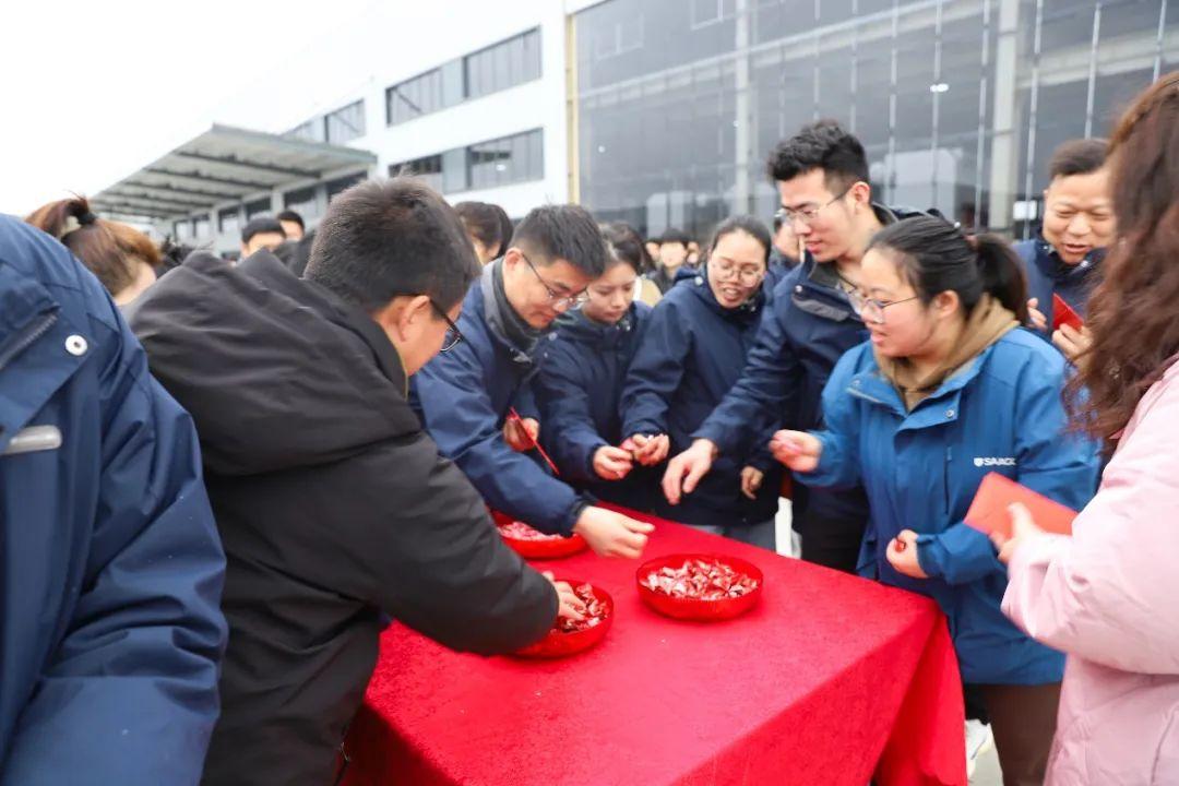 嵊州市副市長(zhǎng)郭偉鋒先生為板川送上新春祝福！板川智慧廚房數(shù)字化工業(yè)園喜迎2024年開(kāi)門(mén)紅！