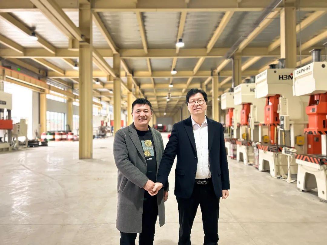 嵊州市副市長(zhǎng)郭偉鋒先生為板川送上新春祝福！板川智慧廚房數(shù)字化工業(yè)園喜迎2024年開(kāi)門(mén)紅！