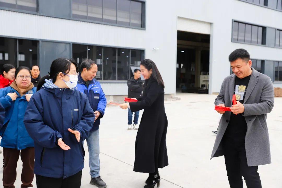嵊州市副市長(zhǎng)郭偉鋒先生為板川送上新春祝福！板川智慧廚房數(shù)字化工業(yè)園喜迎2024年開(kāi)門(mén)紅！